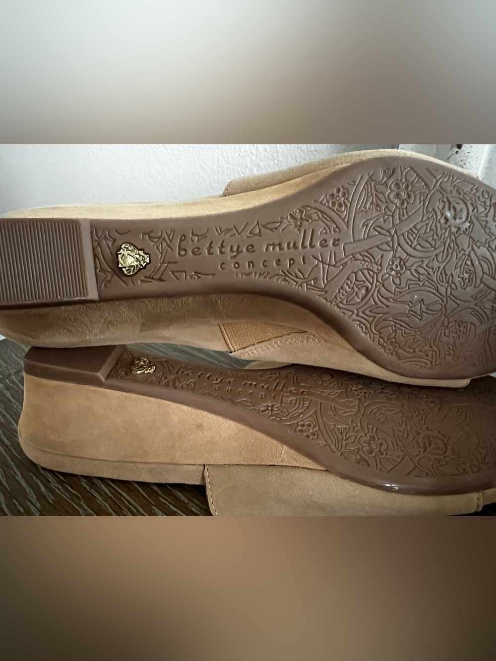 Bettye Muller Concept Seema Tan Suede Low Wedge Slide Sandals 7.5 NWOB - Picture 15 of 16